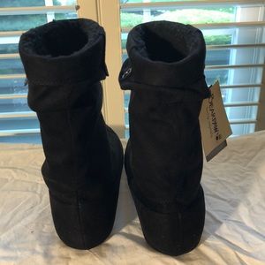 Black Suede Travel Boot from BearPaw Never Worn!